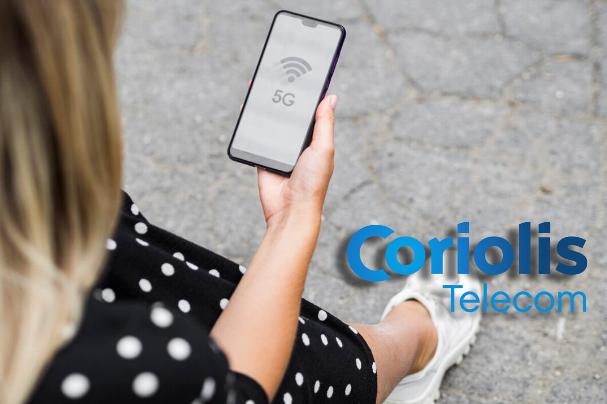 Fille avec smartphone dans la main et logo de Coriolis, dont les forfait son inoubliables !